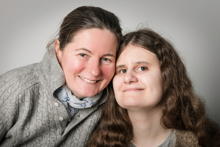 A portrait photography of Anaick and Shani both smiling at the camera.